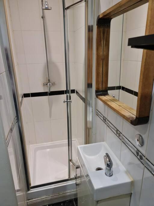 Cute One Bedroom Apartment Londen Buitenkant foto
