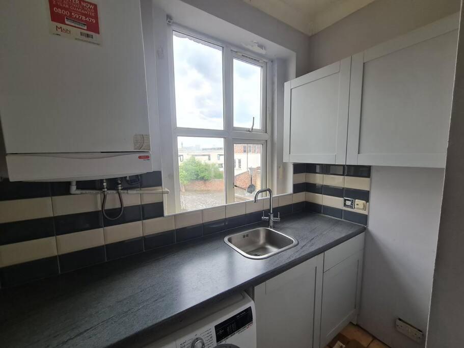 Cute One Bedroom Apartment Londen Buitenkant foto