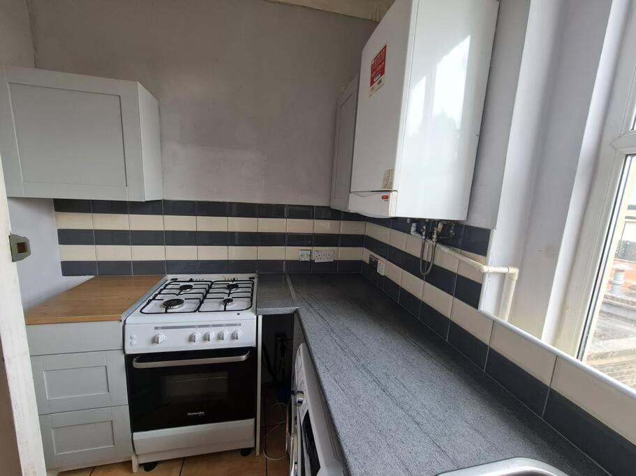 Cute One Bedroom Apartment Londen Buitenkant foto